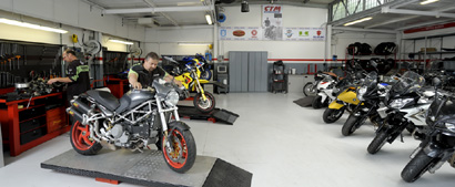 Foto interna dell'officina moto Rubano