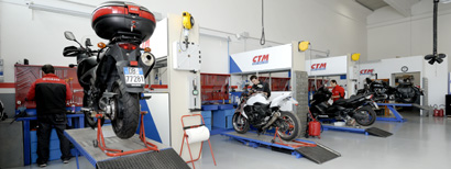 Foto interna dell'officina moto Albignasego